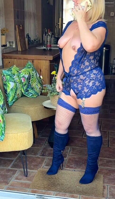 La madre está vestida de nuevo vi