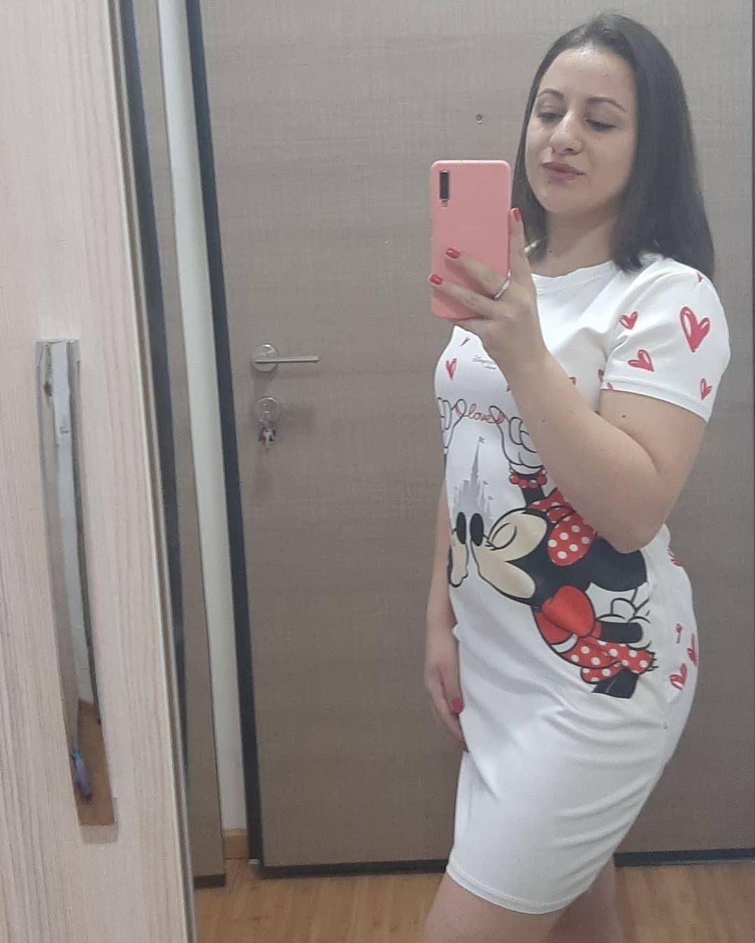 Femmes chaudes portant des robes (non nues)