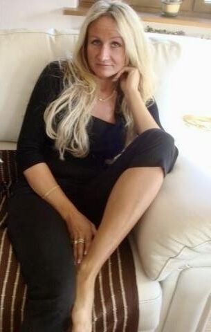 MILF blonde polonaise à jambe et aux jambes