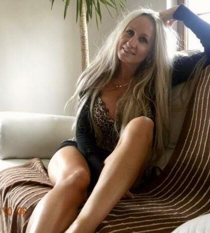 MILF blonde polonaise à jambe et aux jambes