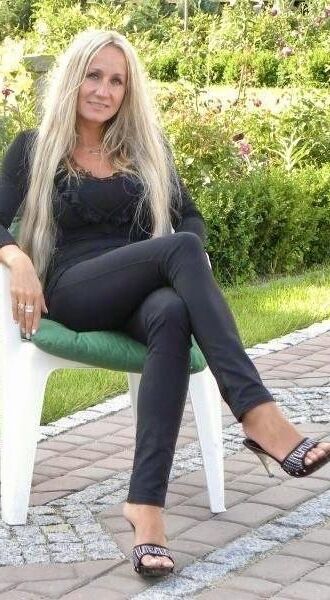 MILF blonde polonaise à jambe et aux jambes