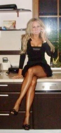 MILF blonde polonaise à jambe et aux jambes