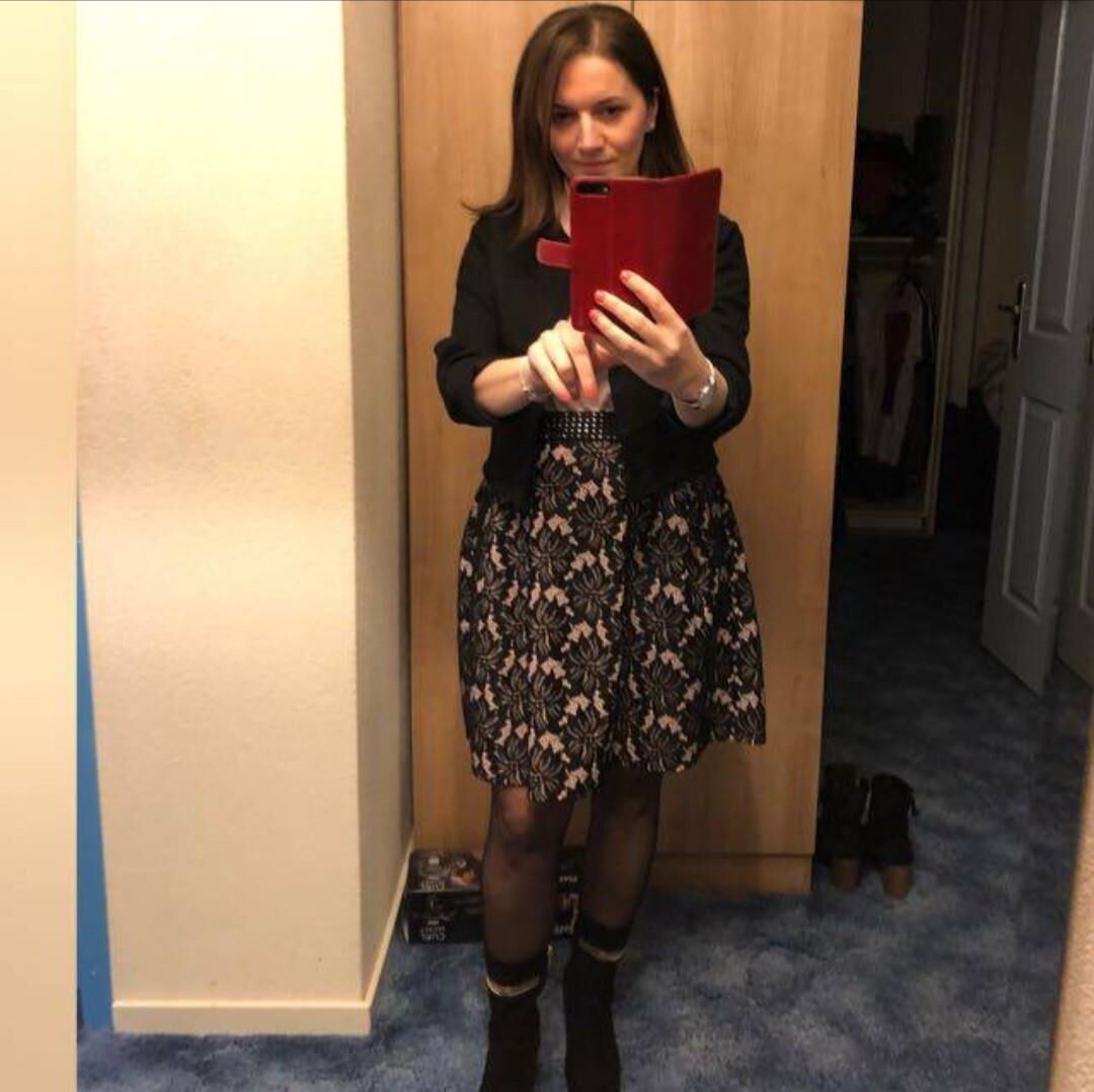 Femmes chaudes portant des robes (non nues)