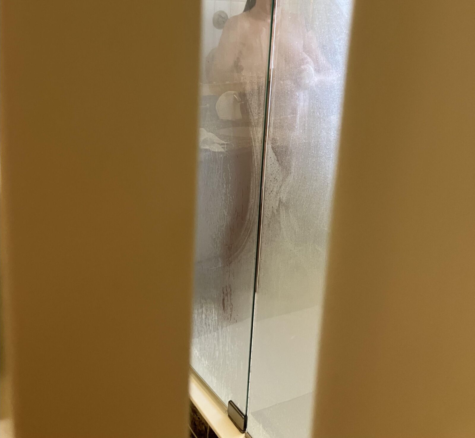Gf douche et s'habiller dans notre chambre