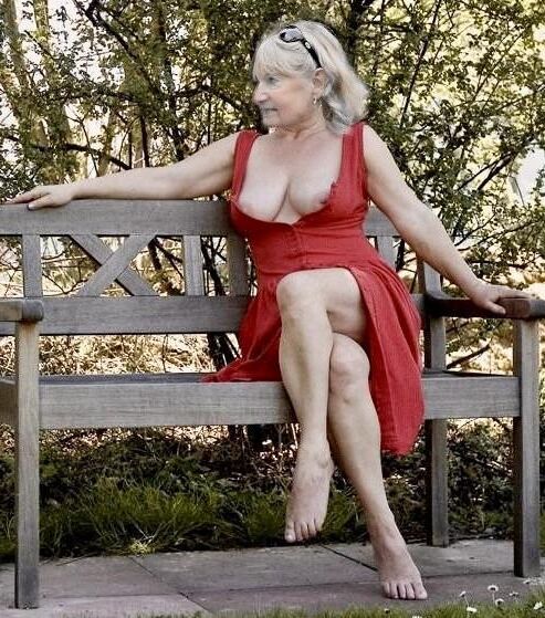 Mom Mature Swinger Exhibitionist 