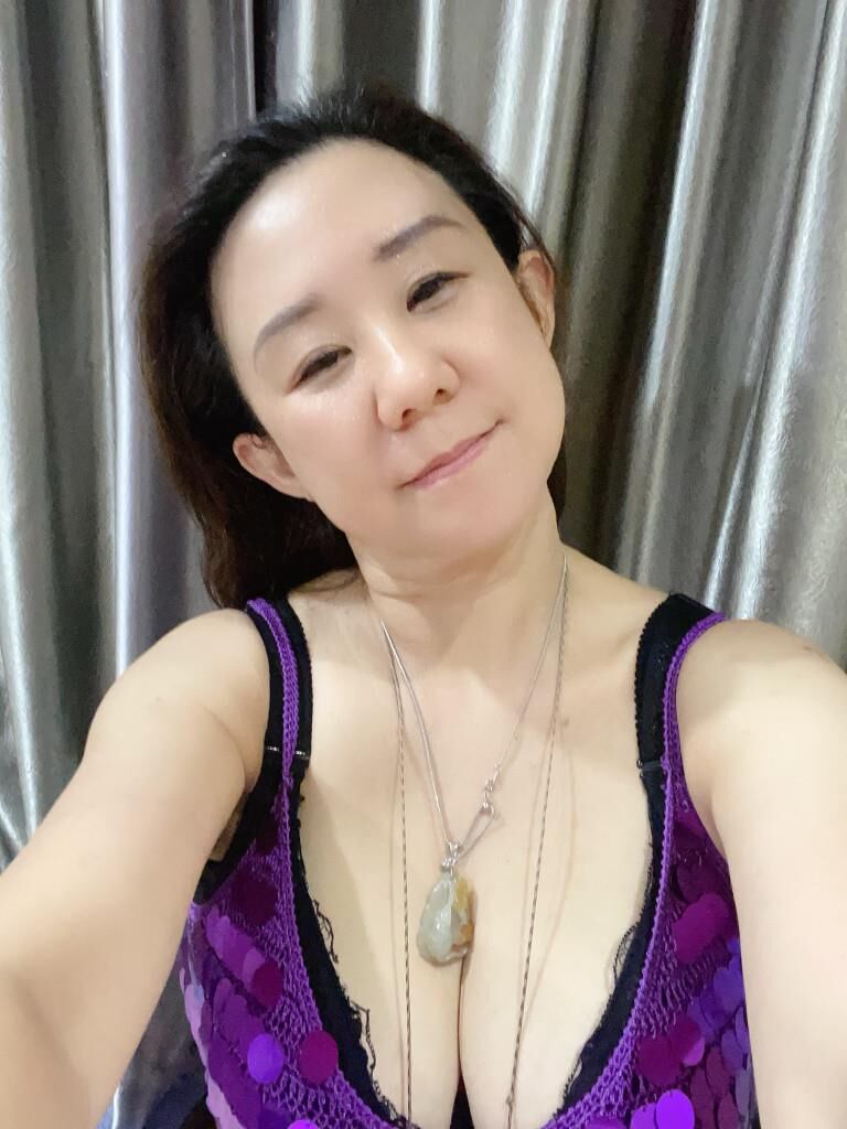 busty Malaysian milf slut liz lim
