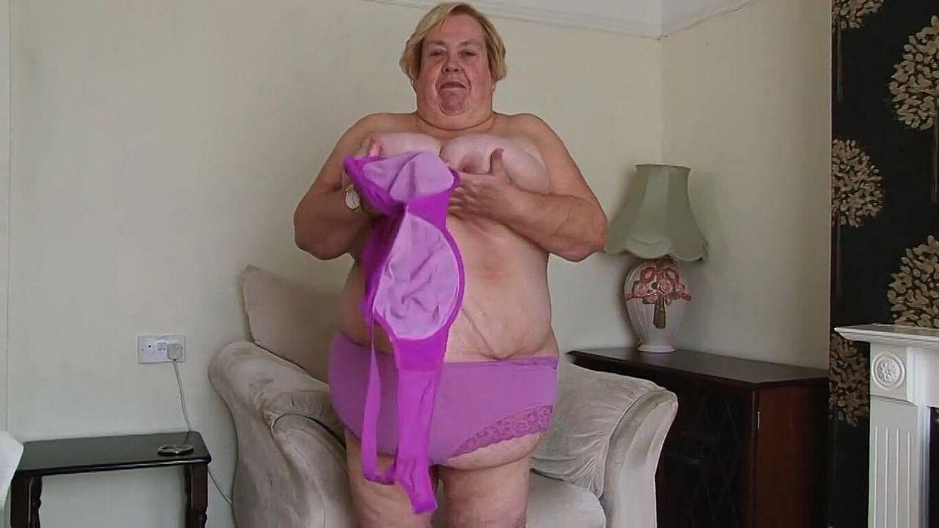 TRULY BEAUTIFUL BOSOMS.....MATURE SSBBW WENDY 