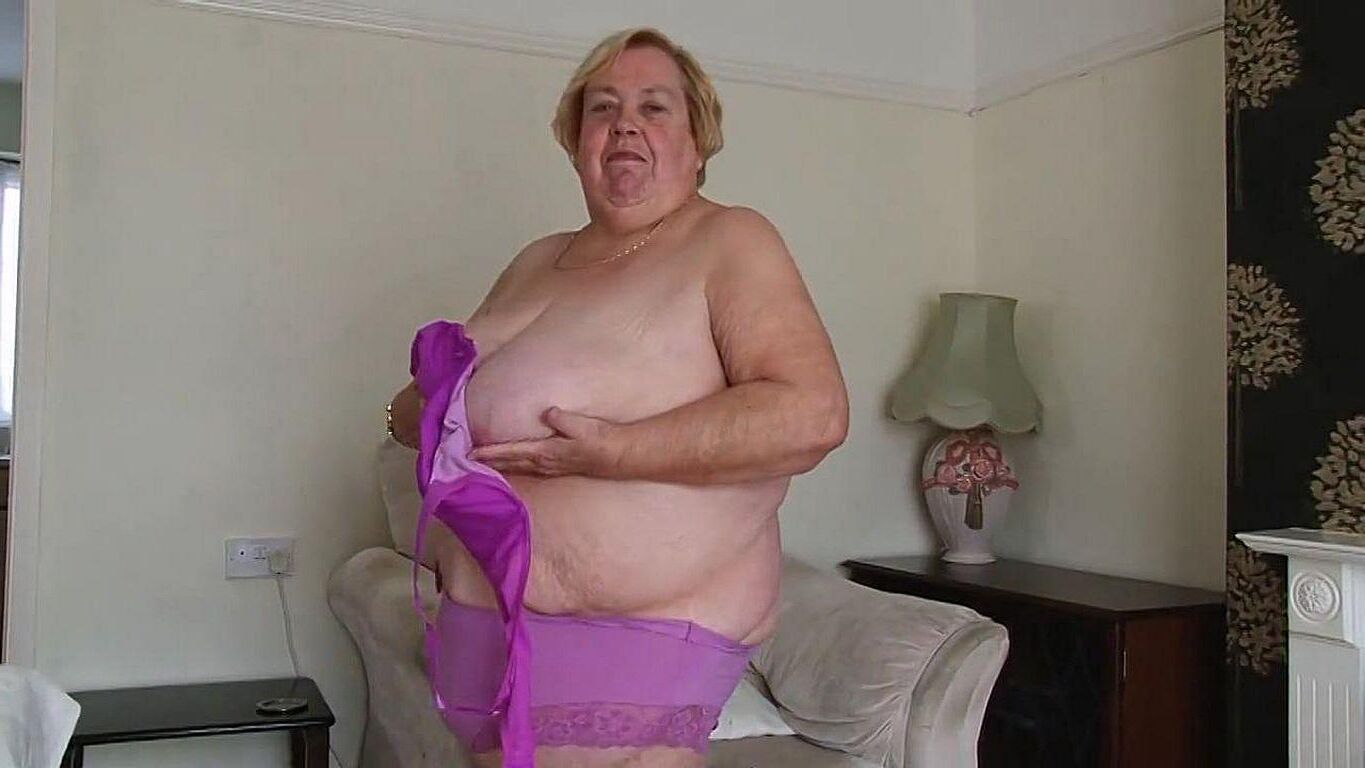 TRULY BEAUTIFUL BOSOMS.....MATURE SSBBW WENDY 