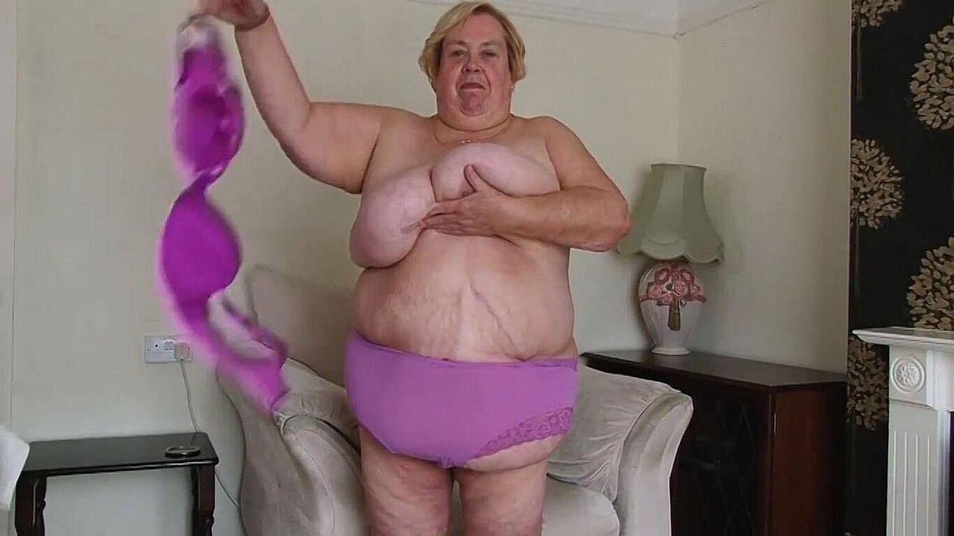 TRULY BEAUTIFUL BOSOMS.....MATURE SSBBW WENDY 
