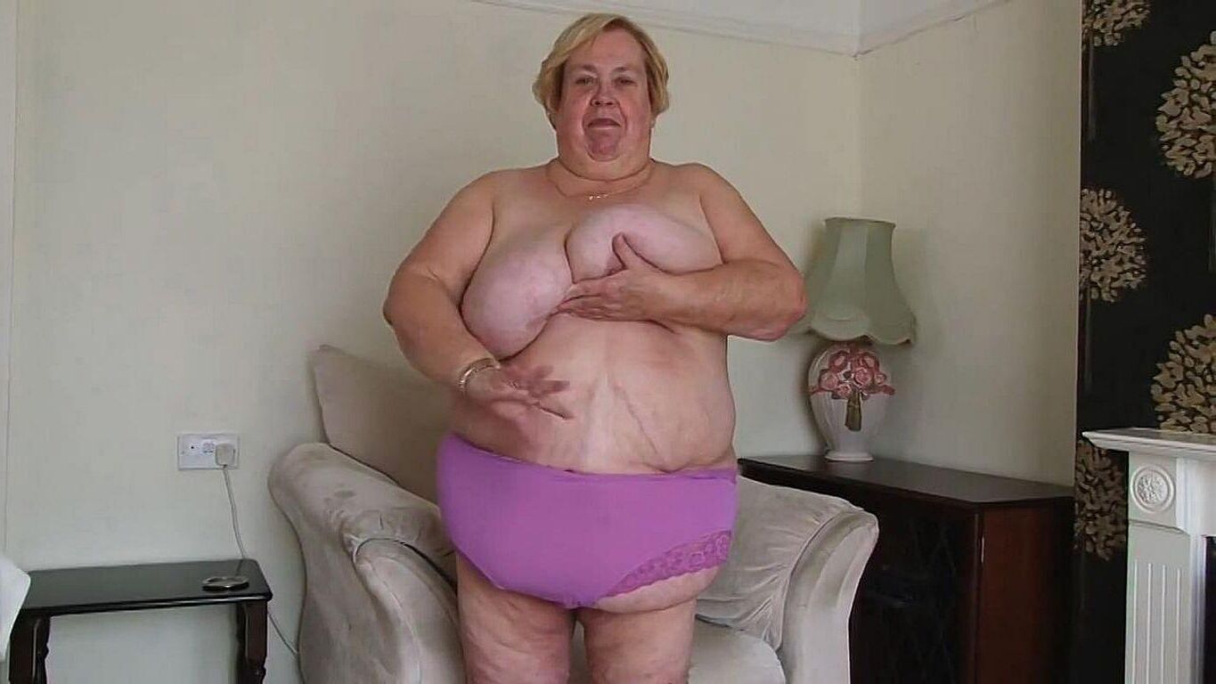 TRULY BEAUTIFUL BOSOMS.....MATURE SSBBW WENDY 