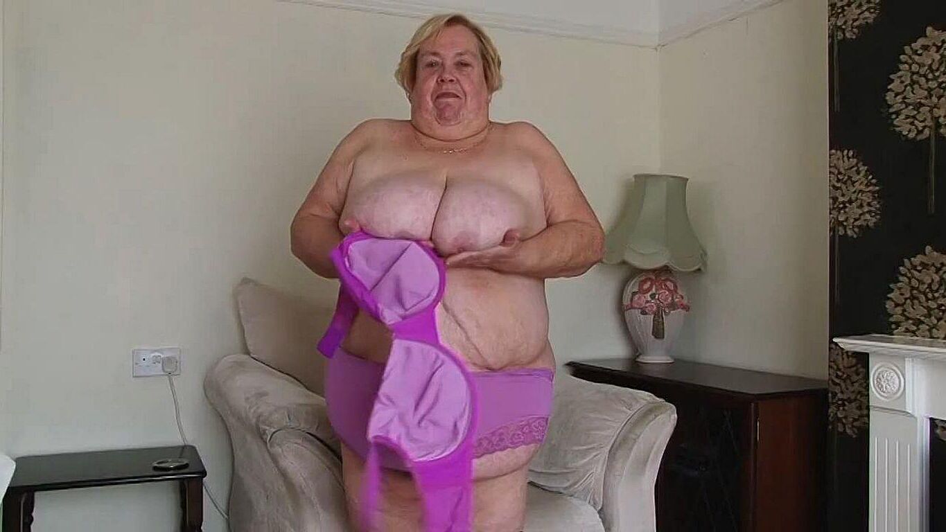 TRULY BEAUTIFUL BOSOMS.....MATURE SSBBW WENDY 