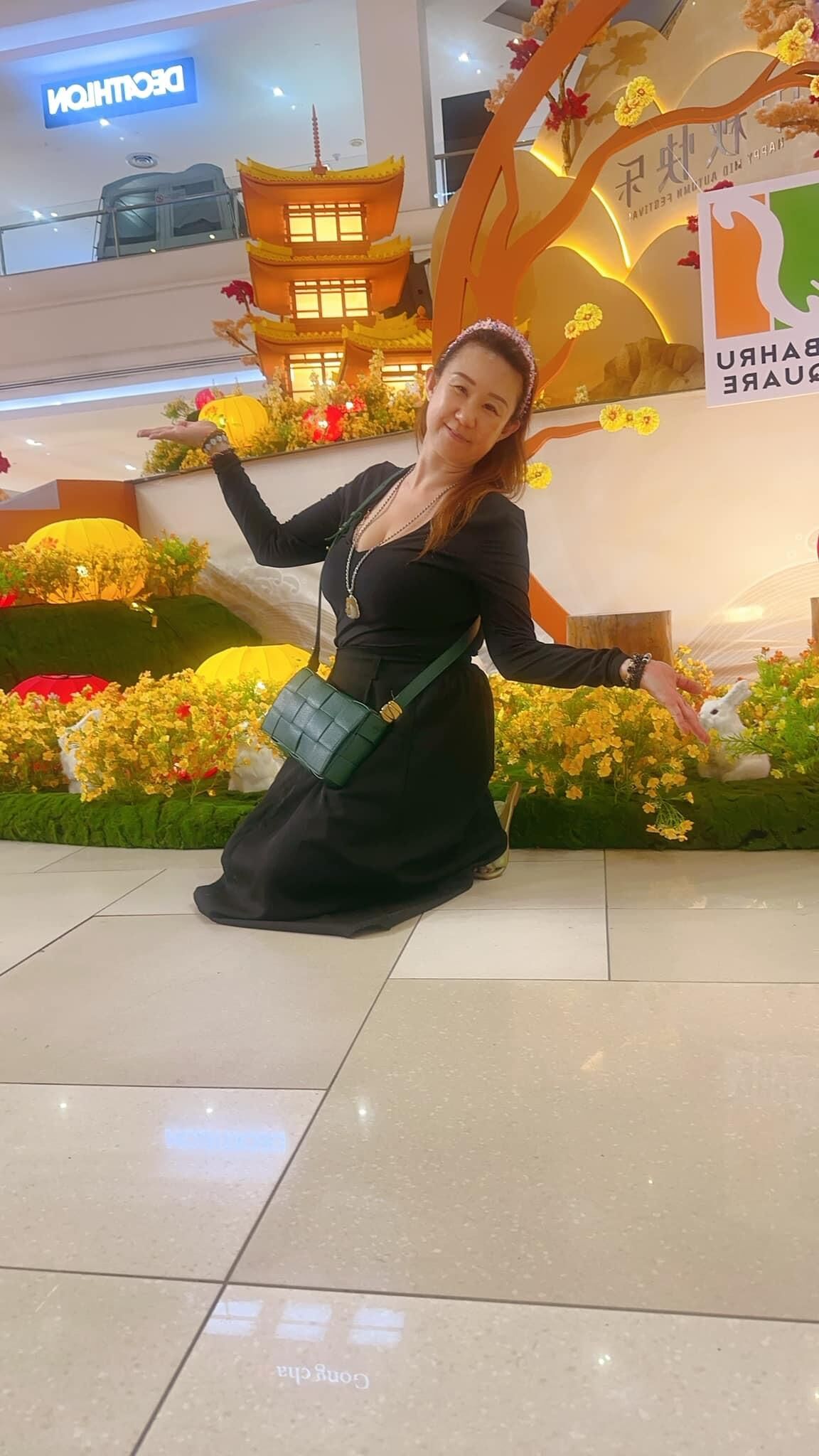 busty Malaysian milf slut liz lim