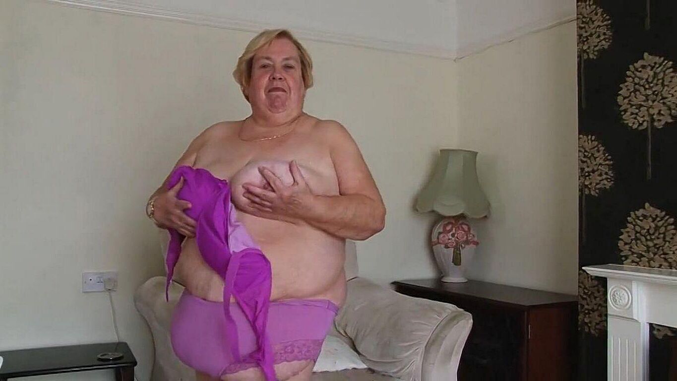 TRULY BEAUTIFUL BOSOMS.....MATURE SSBBW WENDY 