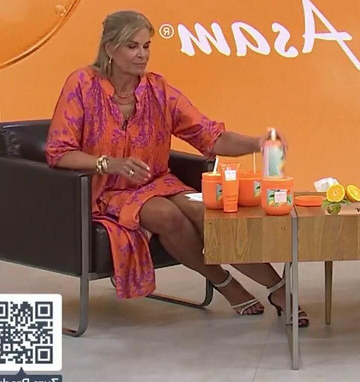Petra Grasser Zeigt Ihre Geilen Beine