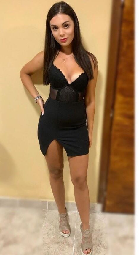 Pantyhose adolescente posa com pumas de meia -calça missouri