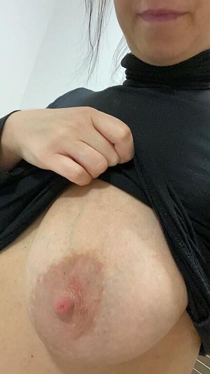 Senhora madura com belos peitos