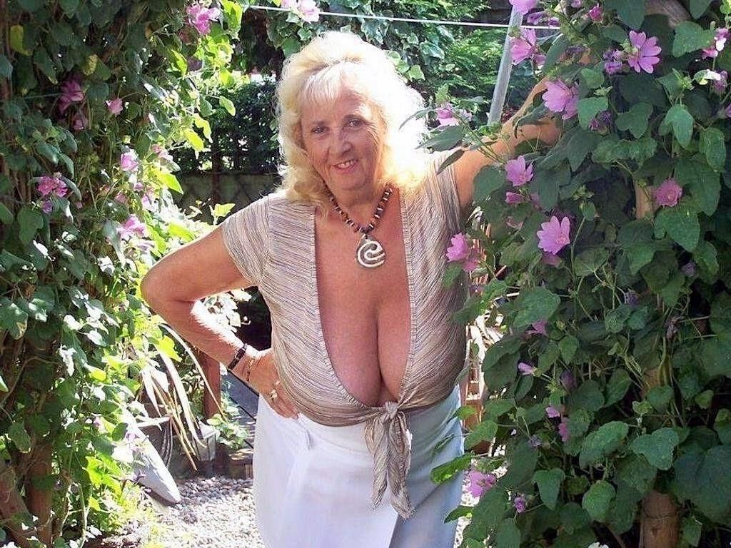 VERY BEAUTIFUL BIG BOSOMS ON THIS MATURE LADY
