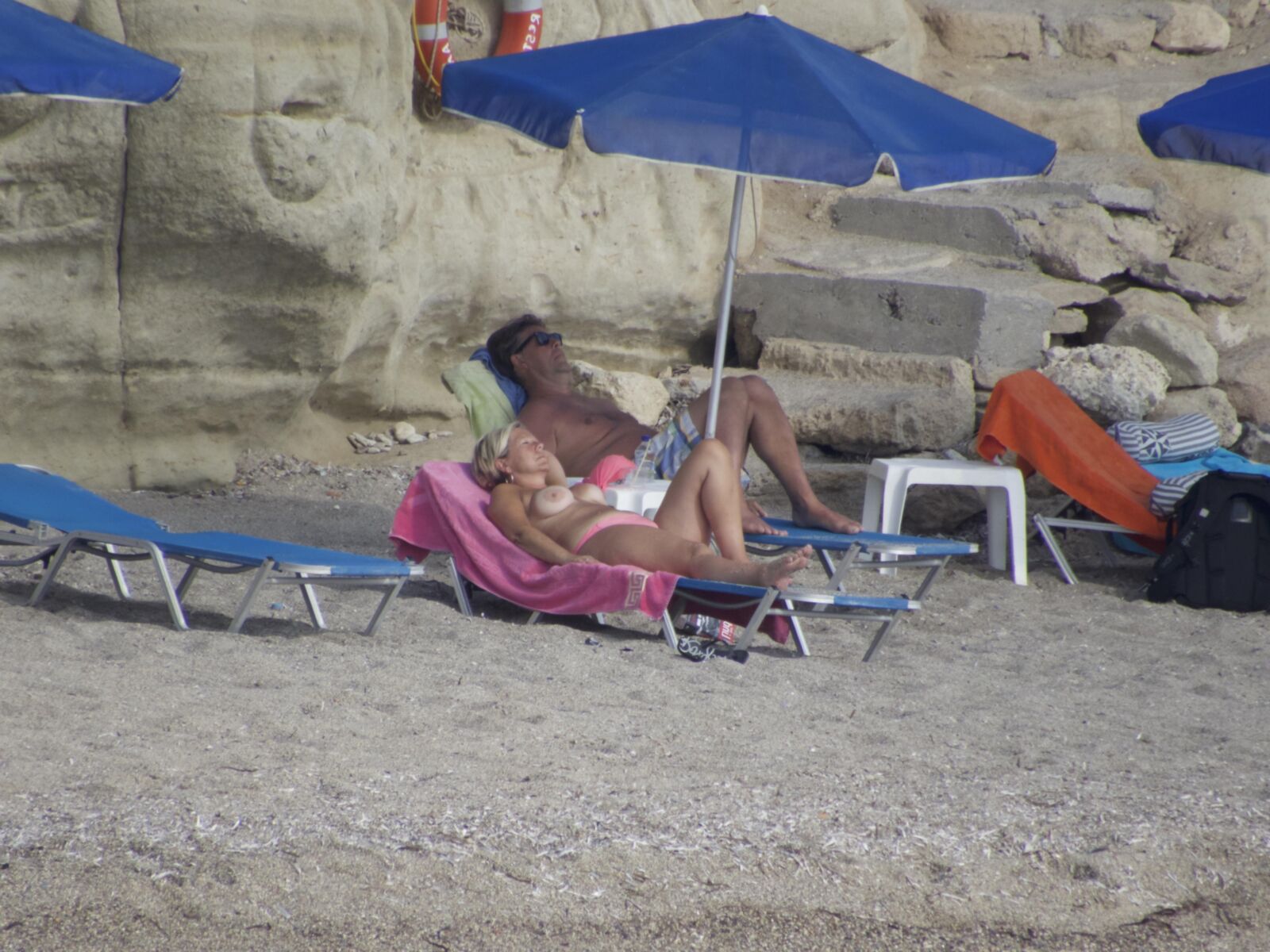 Playa rubia en topless madura