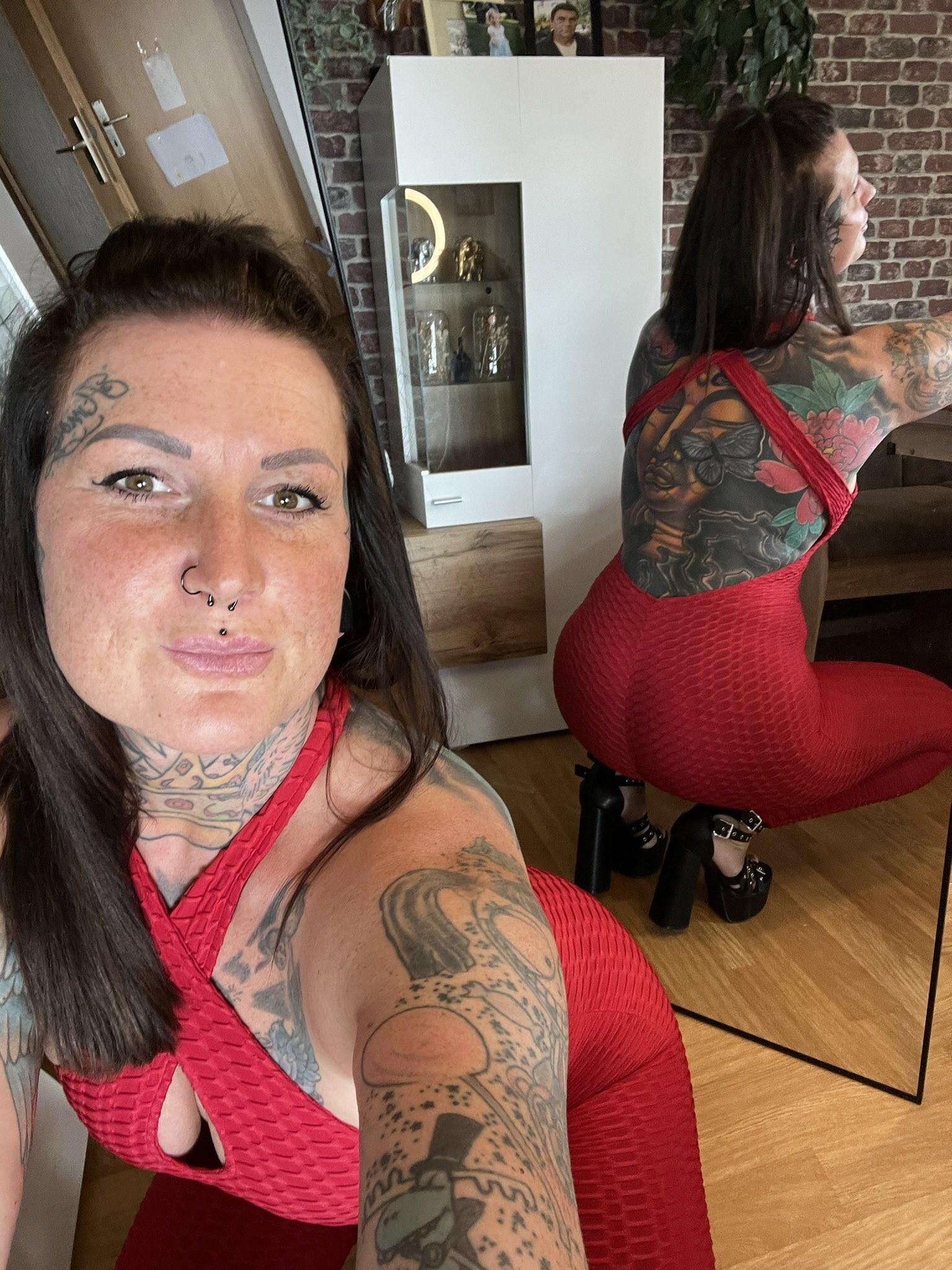 Roxanne Big Butt Big Tits tätowierte geile milf gemischte heiße Aufnahmen