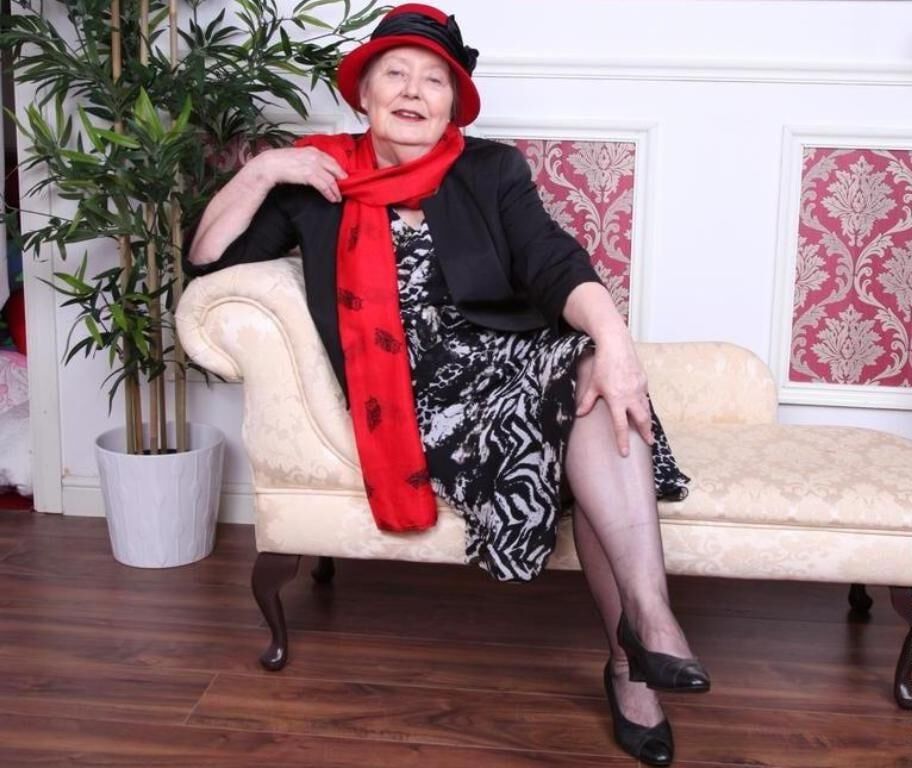 Amazing Granny Lucy d'Angleterre