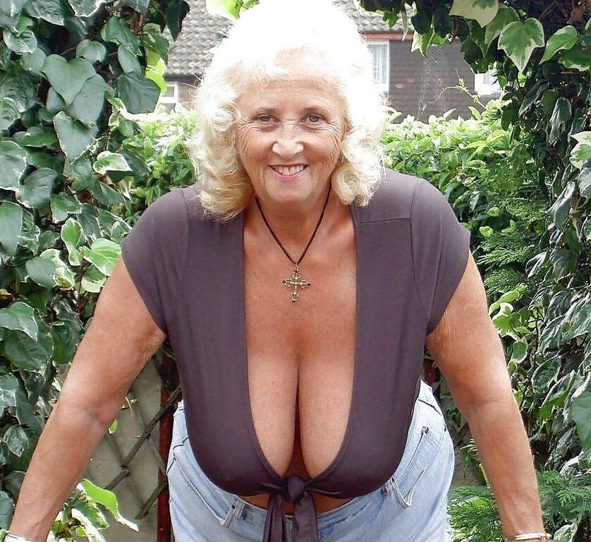 VERY BEAUTIFUL BIG BOSOMS ON THIS MATURE LADY
