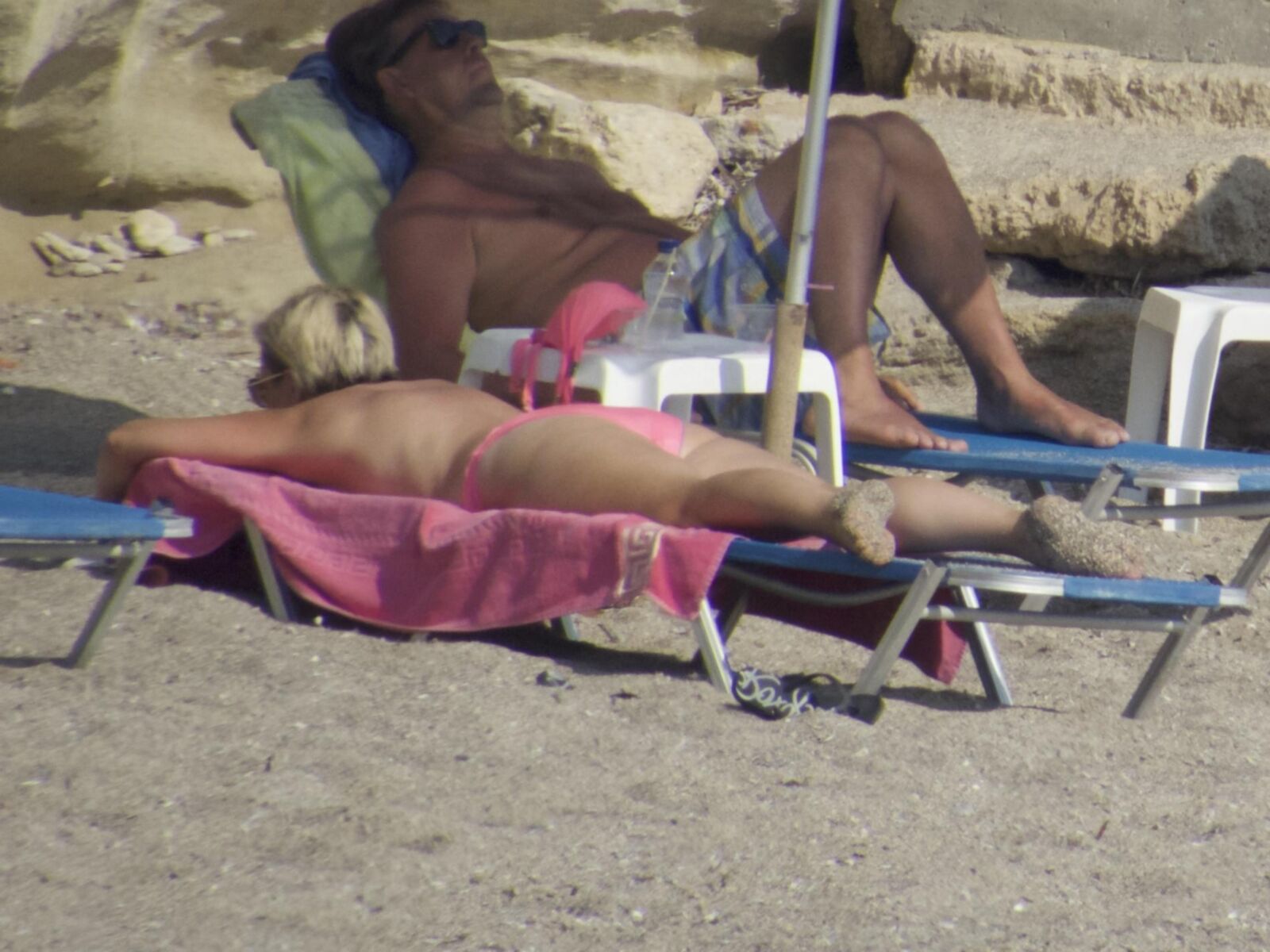 Playa rubia en topless madura