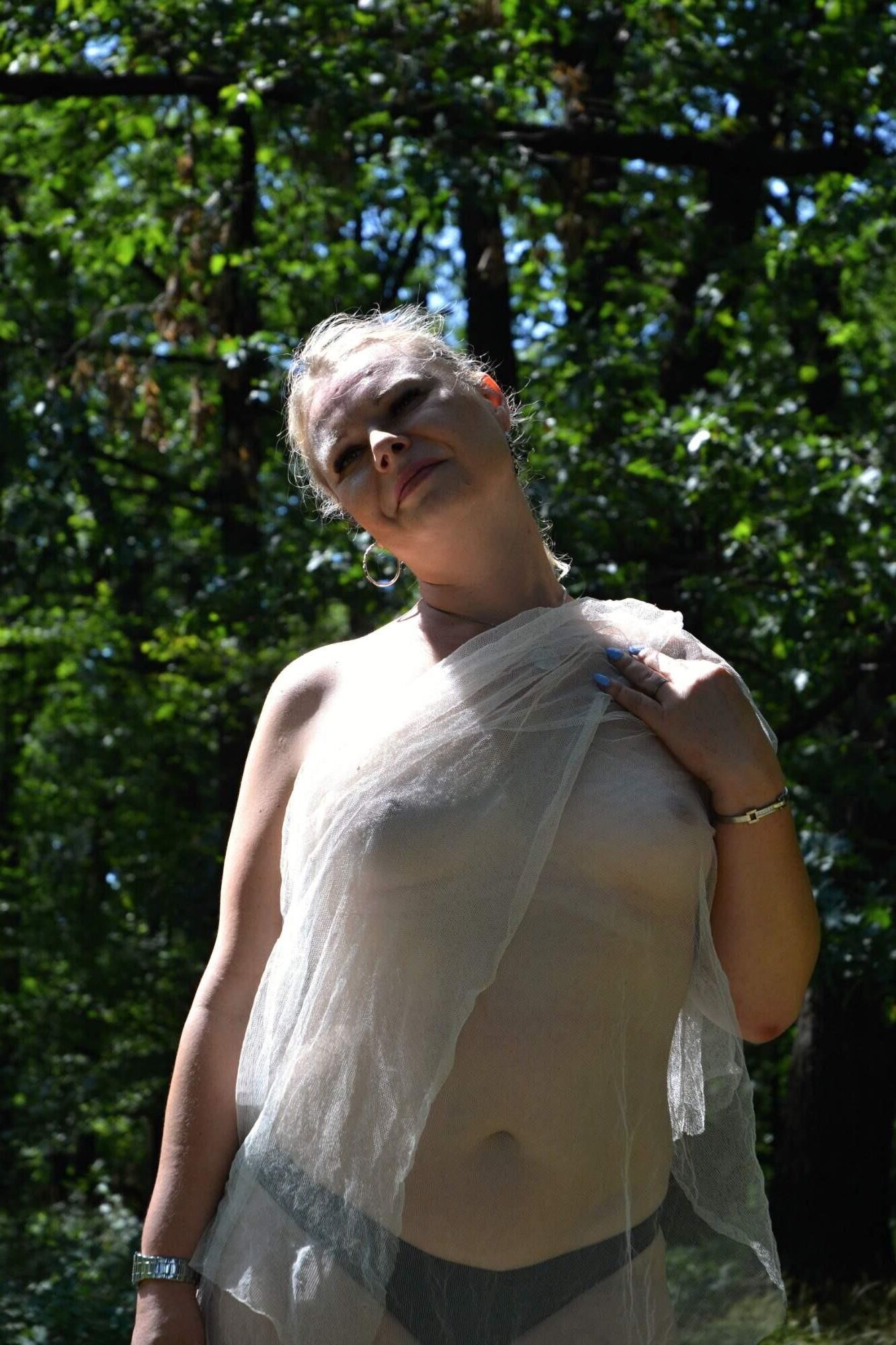 Modelado al aire libre rubio maduro en topless
