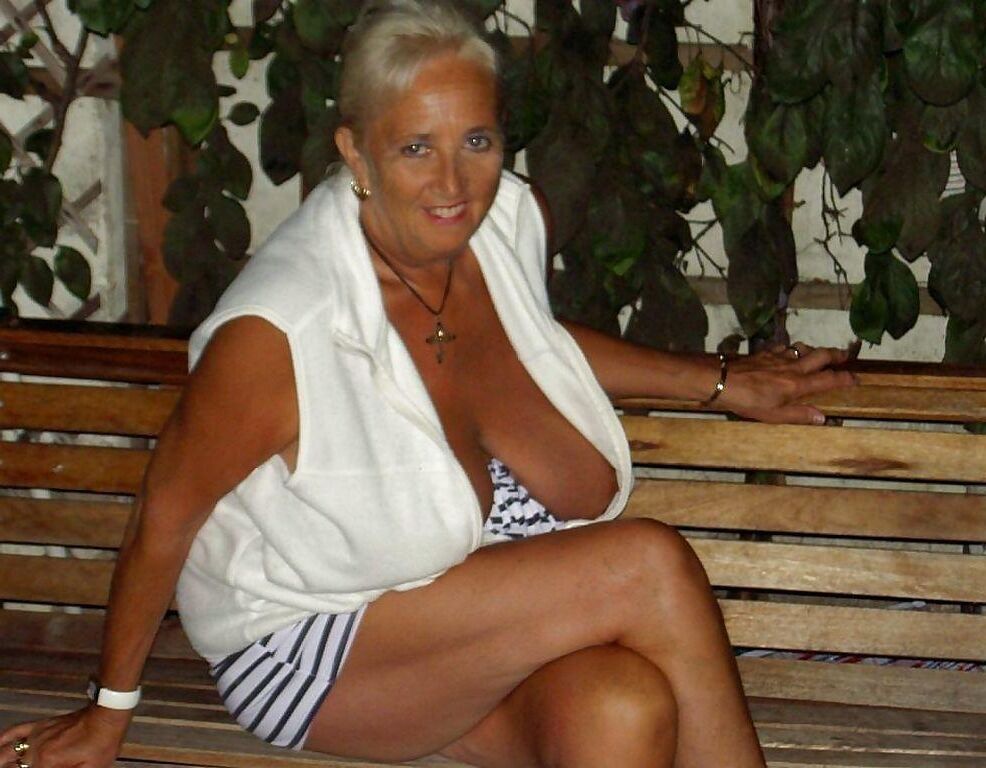 VERY BEAUTIFUL BIG BOSOMS ON THIS MATURE LADY