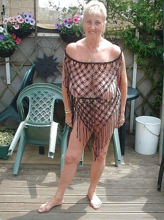 VERY BEAUTIFUL BIG BOSOMS ON THIS MATURE LADY