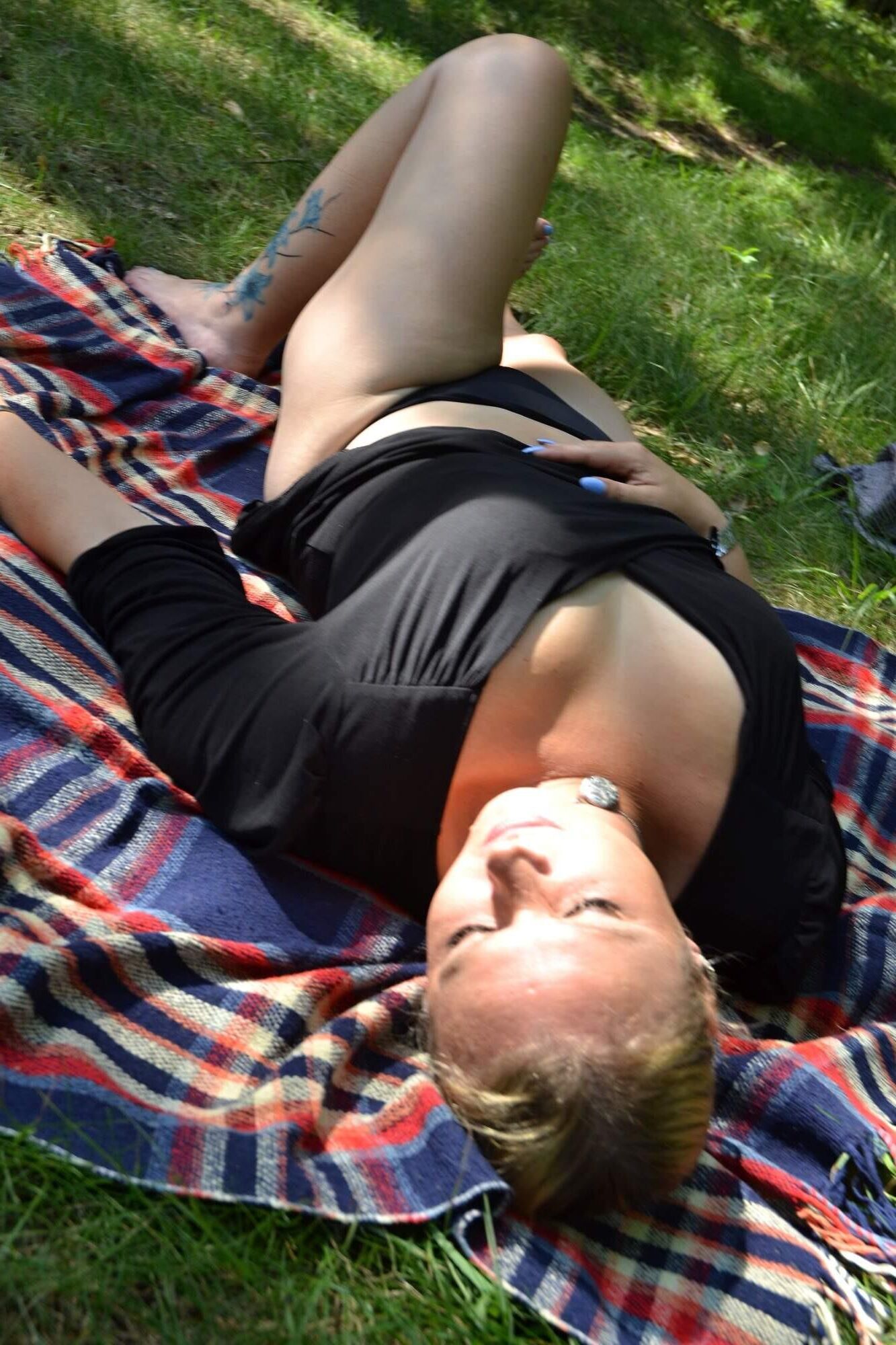 Modelado al aire libre rubio maduro en topless