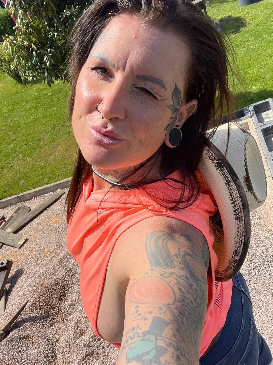 Roxanne Big Butt Big Tits tätowierte geile milf gemischte heiße Aufnahmen