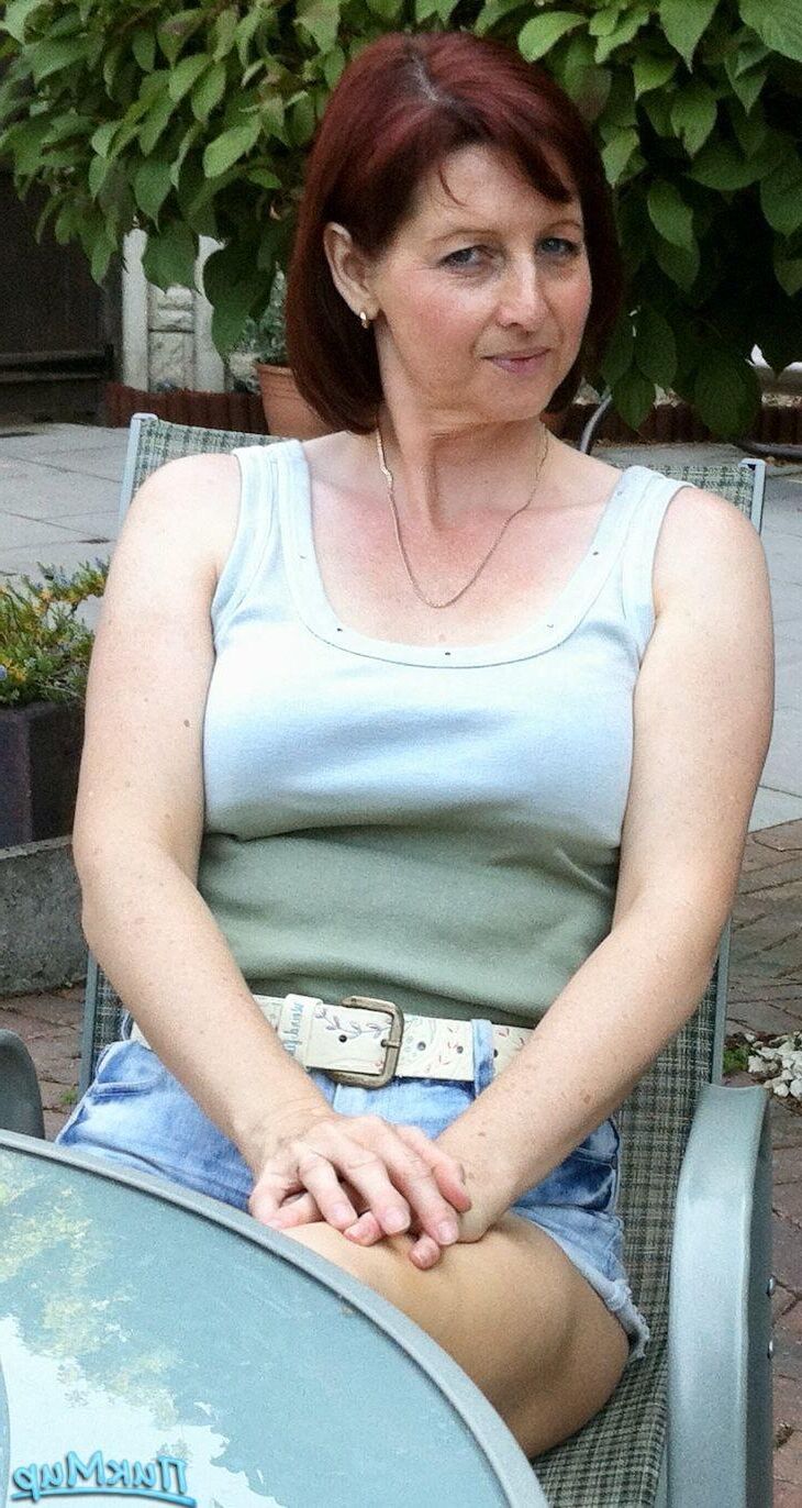 Mature woman with good tits rests inthe countryside