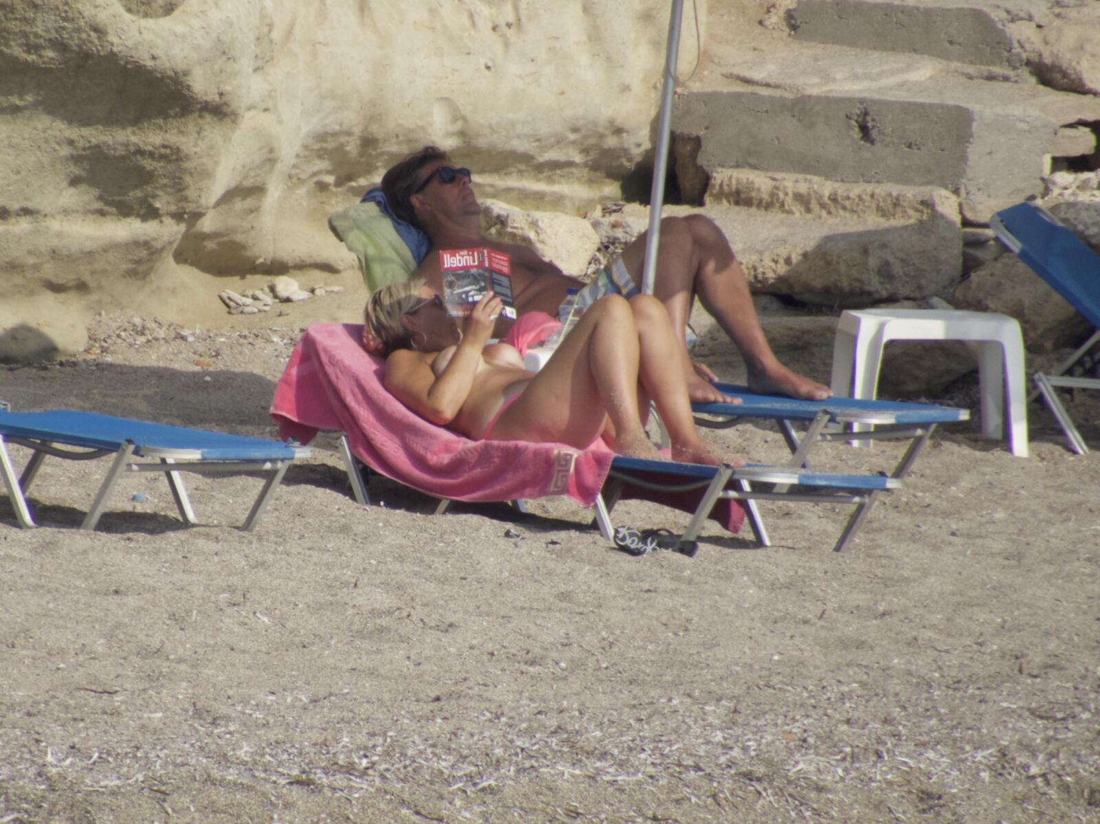 Playa rubia en topless madura