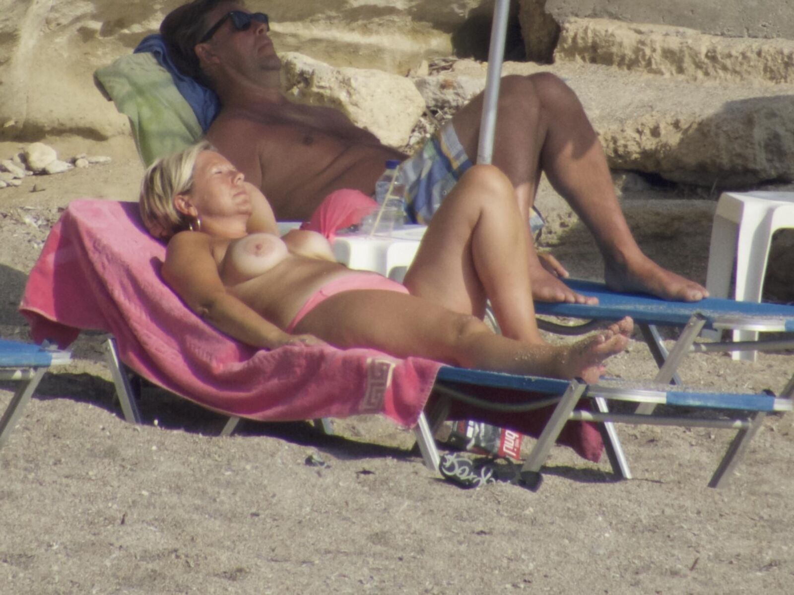Playa rubia en topless madura