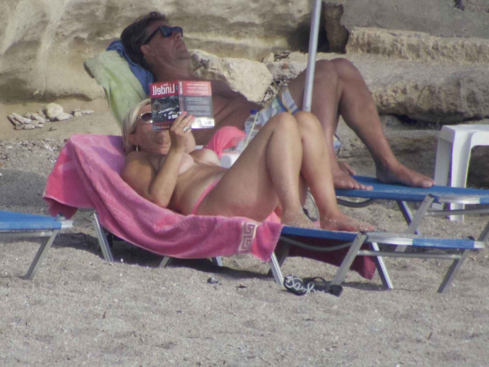 Playa rubia en topless madura