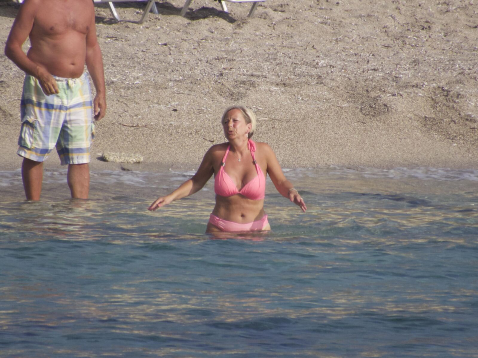 Playa rubia en topless madura