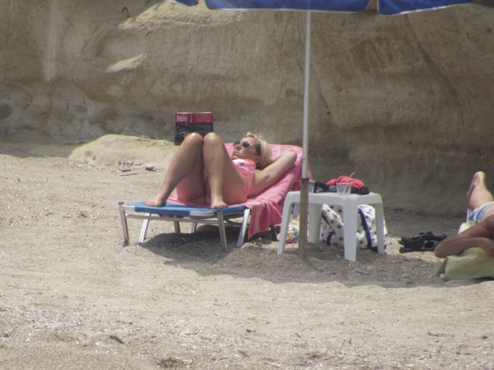 Playa rubia en topless madura