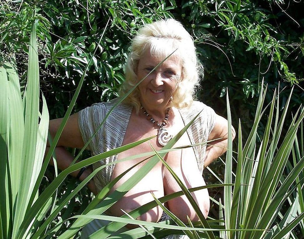 VERY BEAUTIFUL BIG BOSOMS ON THIS MATURE LADY