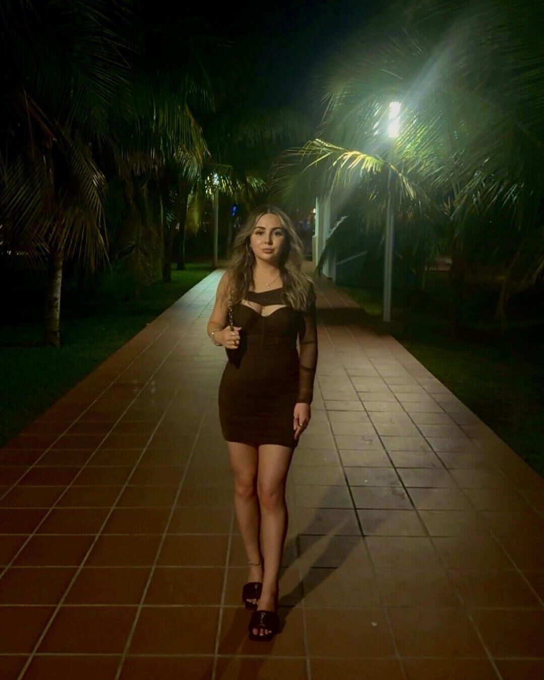 Mulheres gostosas vestindo vestidos (não nus)
