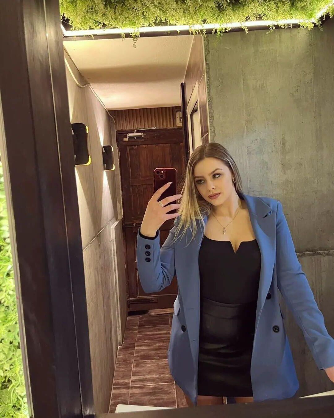 Mulheres gostosas vestindo vestidos (não nus)
