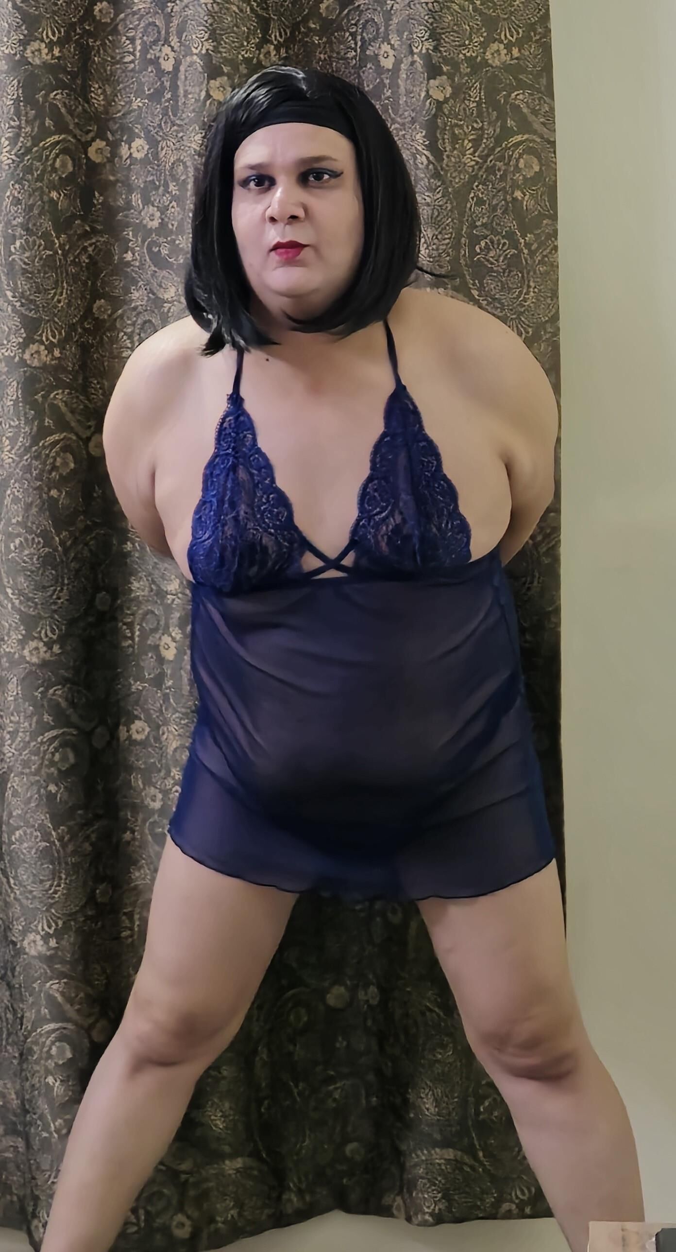 シーメールモニカM青いランジェリーの短い髪の女