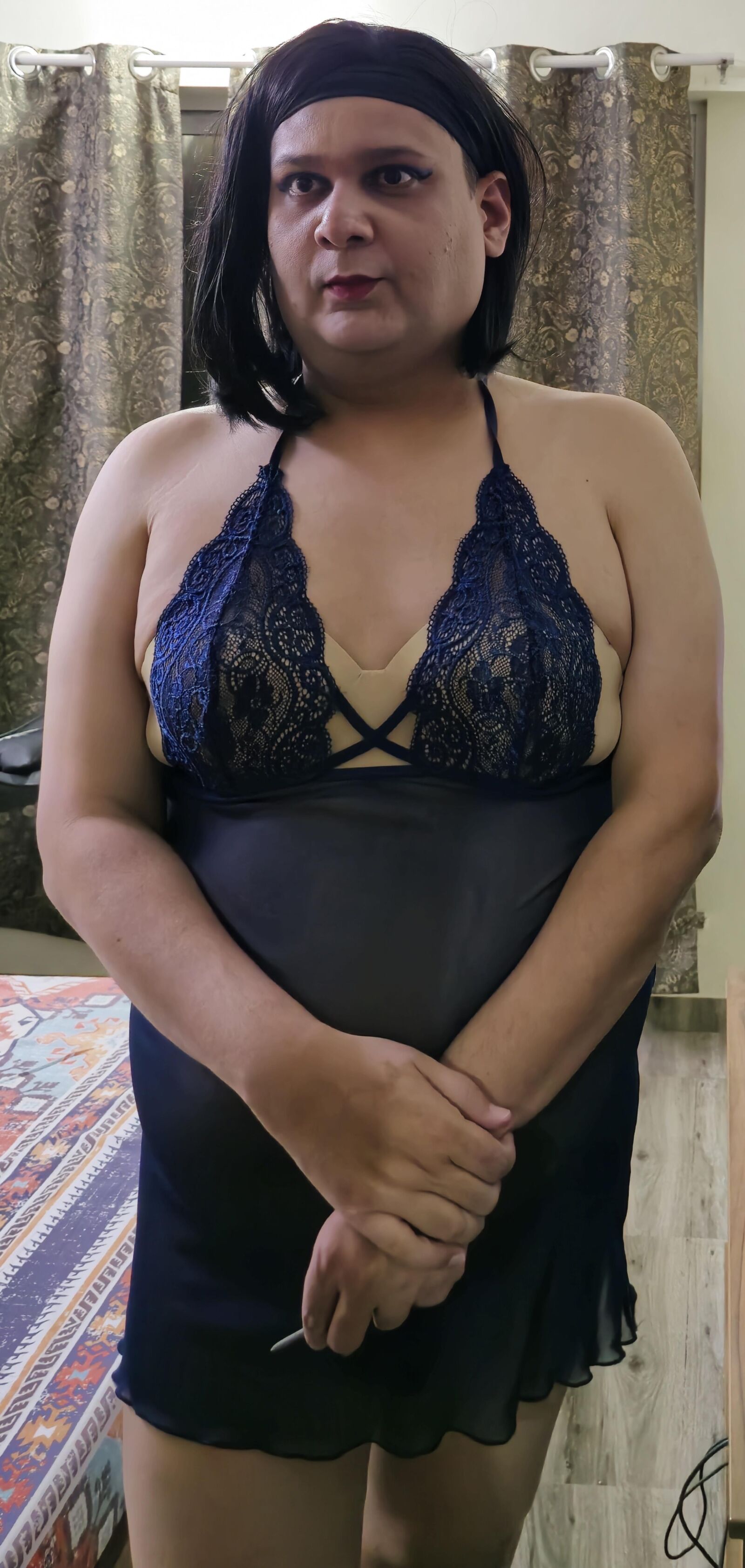 シーメールモニカM青いランジェリーの短い髪の女