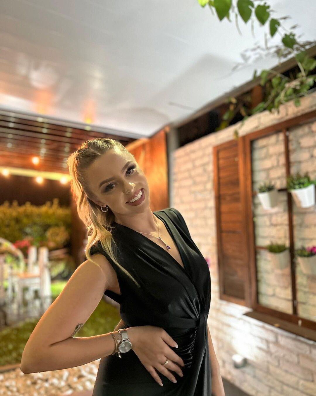 Mulheres gostosas vestindo vestidos (não nus)