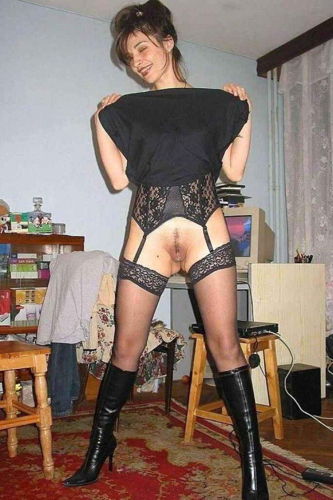 Mulheres em pé comando nuas usando botas