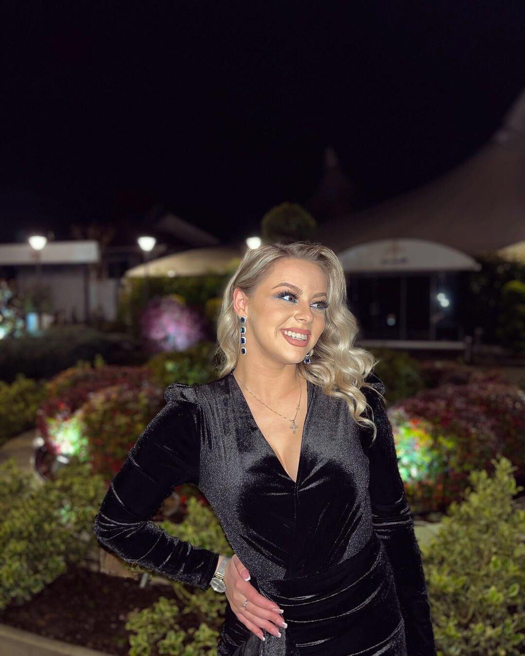 Mulheres gostosas vestindo vestidos (não nus)