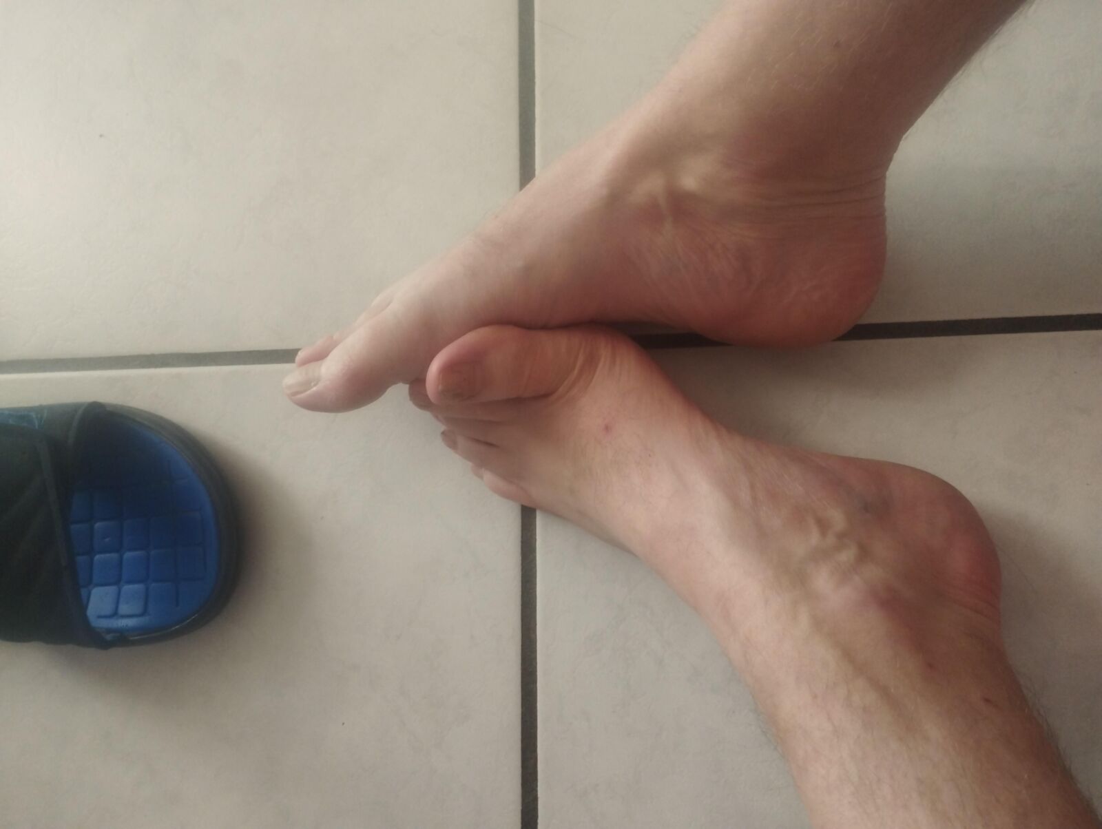 pés nus
