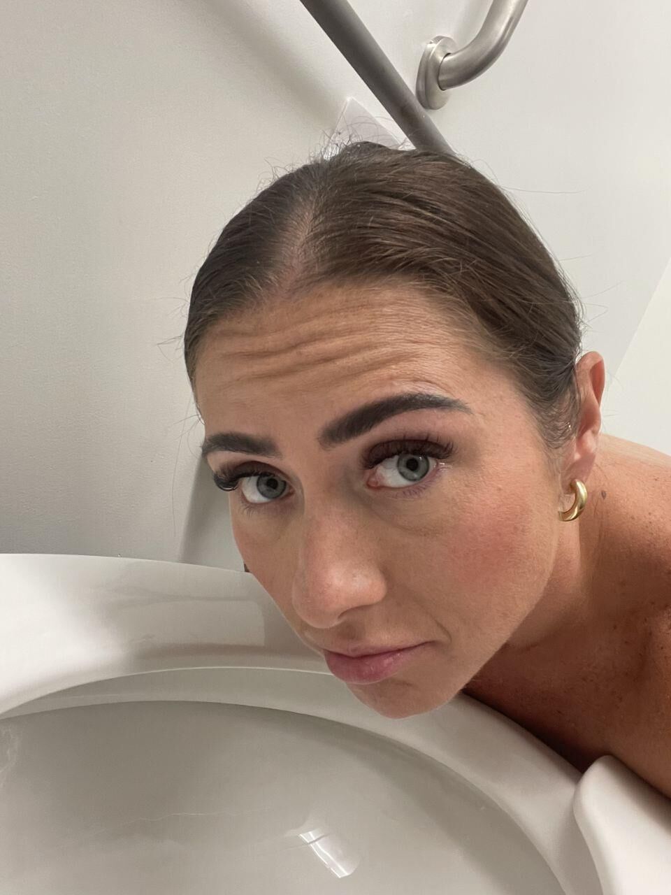 Brunette Marl_o выставлен мошенничество