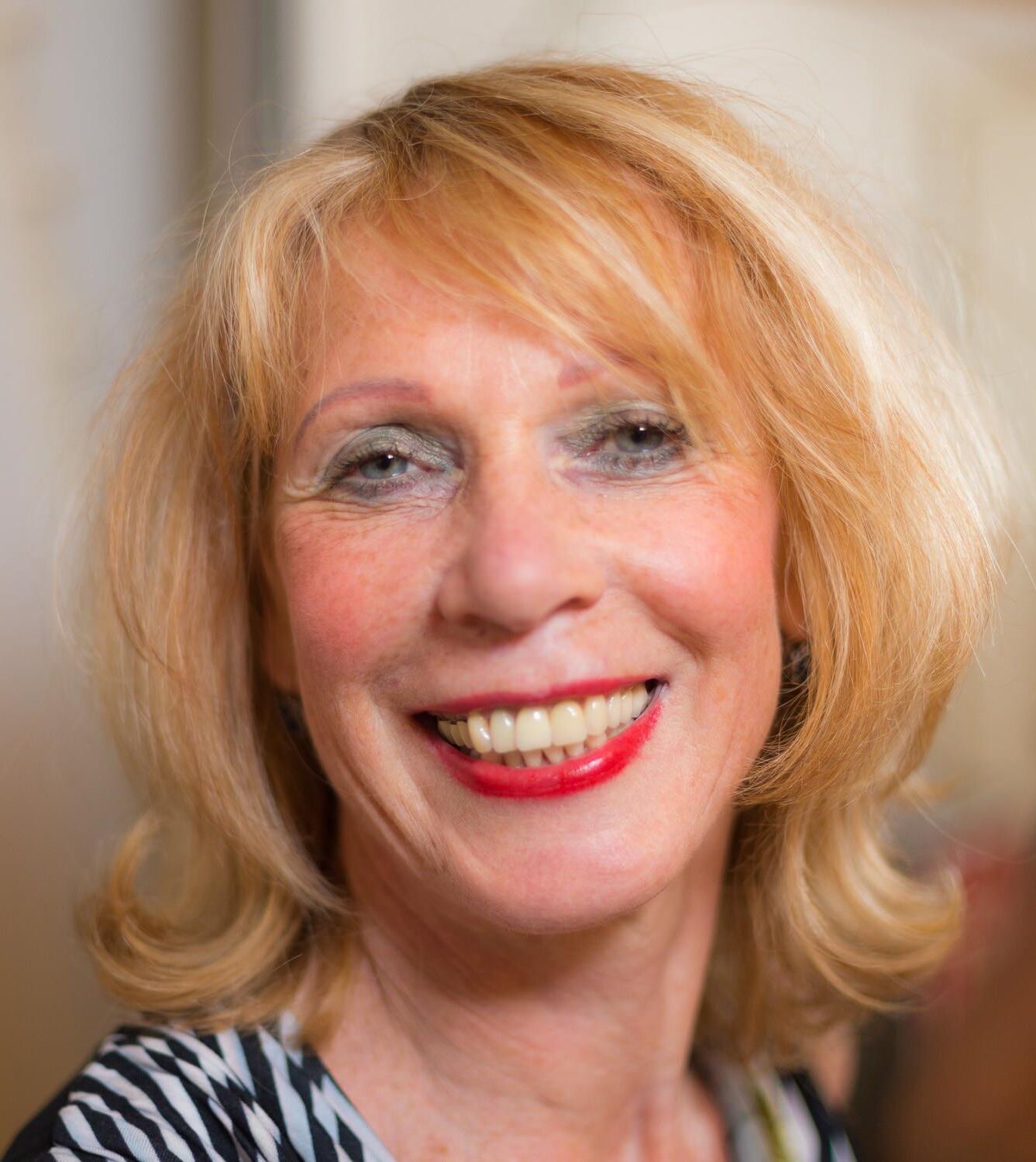 Horny Mature aime flash et montrer ses goodies