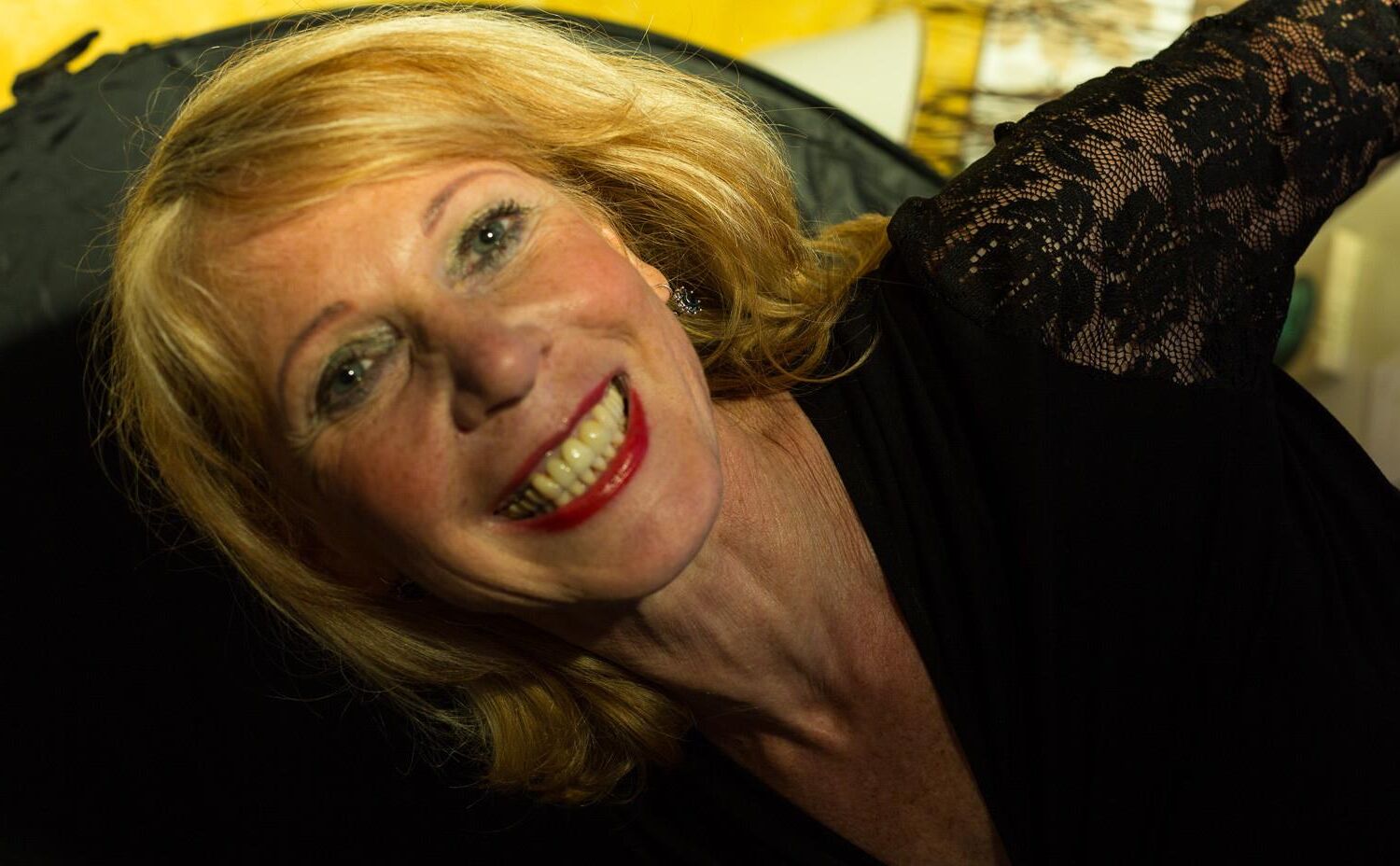 Horny Mature aime flash et montrer ses goodies
