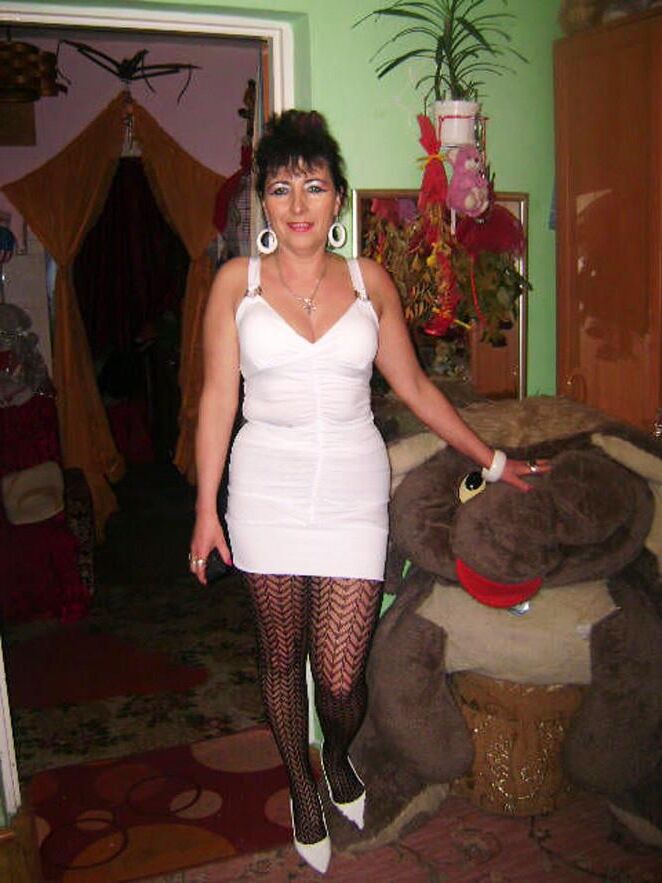 . Women fully dressed. No nudes!
